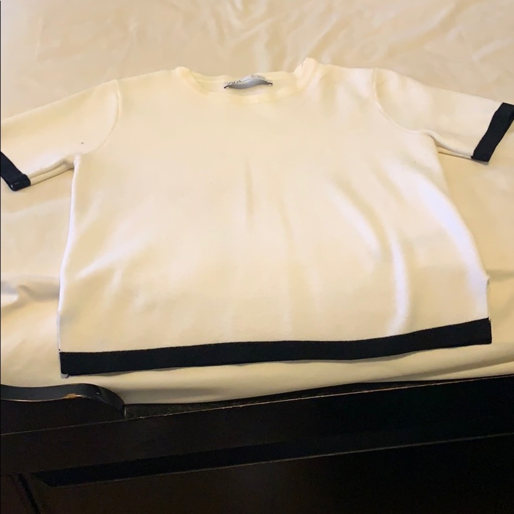 Whit abs black Zara sweater top